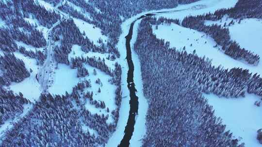 航拍新疆雪山风光