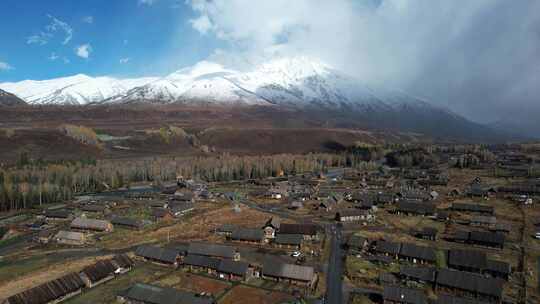 新疆阿勒泰禾木古村落雪山秋色航拍