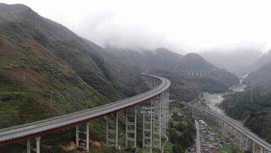 4K航拍四川云雾下的雅西高速