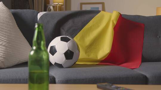 沙发上的足球和比利时国旗特写视频素材模板下载