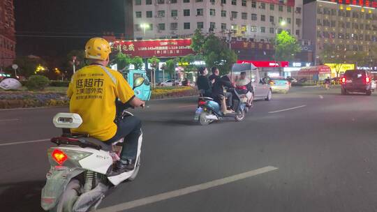 城市夜景街头景象商铺行人路上交通