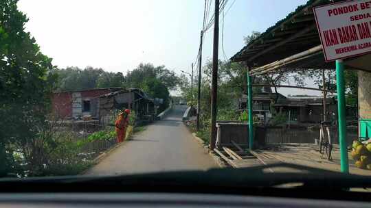 农村狭窄道路上的车辆跟踪