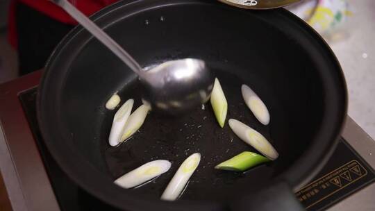 葱姜蒜炝锅做饭视频素材模板下载