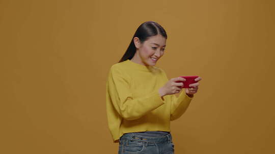 年轻人在手机上玩在线游戏