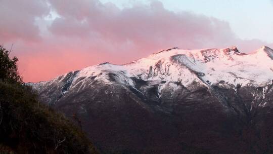 雪山上的日出美景视频素材模板下载