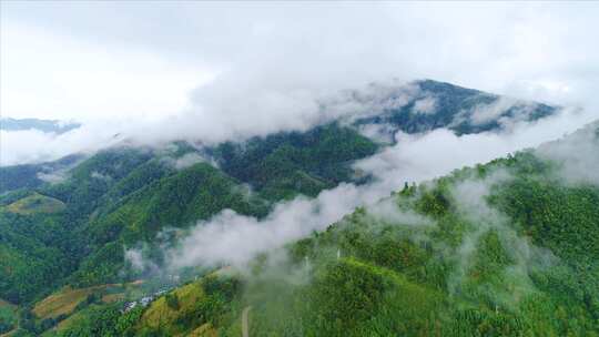 航拍大山云雾缭绕