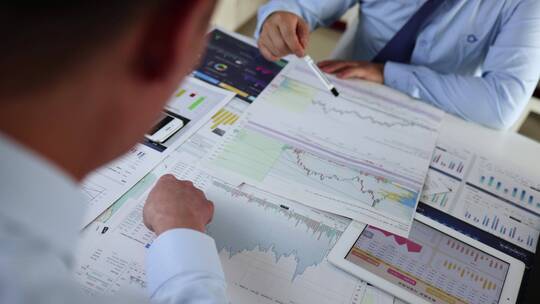 财务管理专家分析和讨论股市研报数据视频素材模板下载