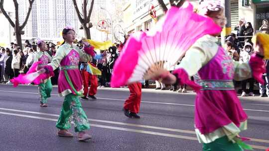 街头传统服饰表演队伍游行