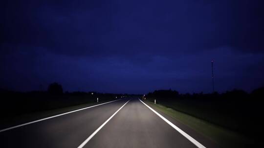 夜间的乡村公路