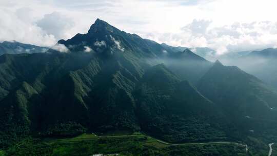 航拍陕西秦岭山脉圭峰山