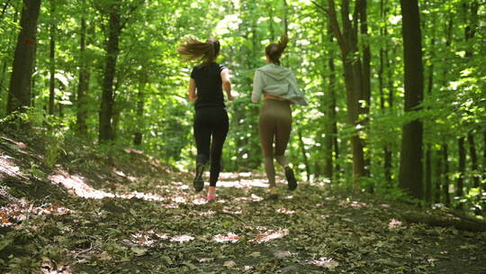 两个女人在森林中跑步 