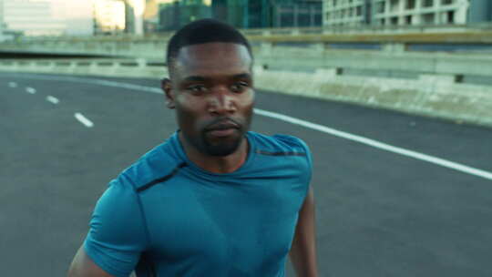 黑人，在城市桥上跑步和速度与健身，锻炼和
