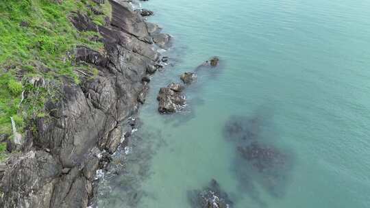 海边岩石与碧绿海水的自然风光