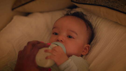 婴儿婴儿在家喝奶视频素材模板下载