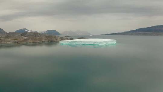 航拍格林兰岛海上冰山