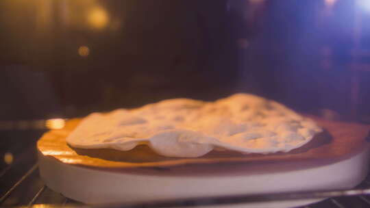 烤箱中的面饼膨胀延时摄影