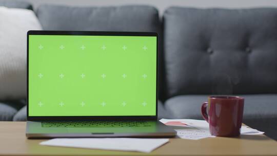 桌子上的绿屏笔记本电脑视频素材模板下载