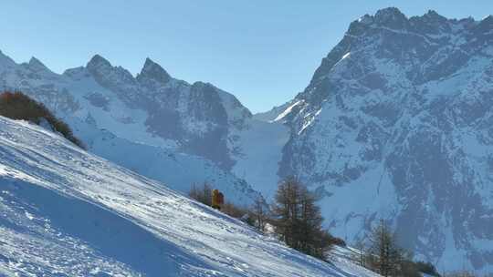 实拍登雪山画面