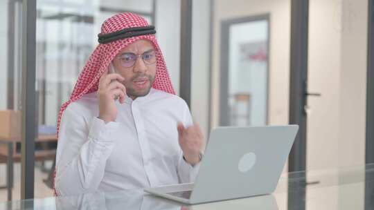 沮丧的年轻阿拉伯男子愤怒地打电话视频素材模板下载