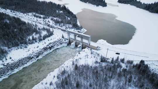 无人机拍摄冲水诺提吉水力发电湖大坝在多雪