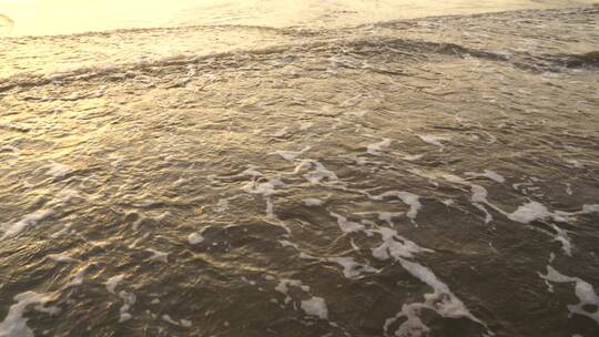 金色沙滩阳光海水潮水浪花海滩唯美海边夕阳