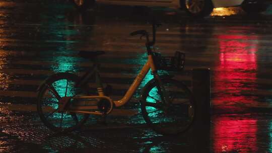 城市下雨的夜晚开车和路上行人视频素材模板下载