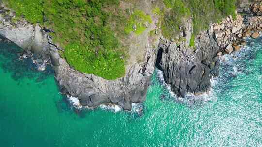 海南陵水虎岭尖岭航拍大海海岸线与绿色山脉