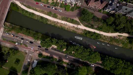自上而下的鸟瞰图荷兰城市卡萨里内辛格尔的乌得勒支Rijnkade运河，配有旅游船和