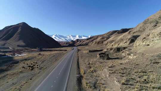 山脉之间的沥青公路