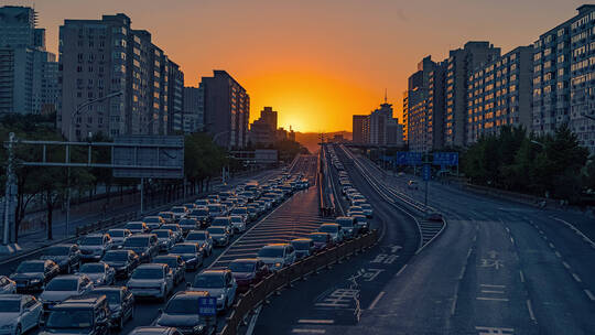 路灯亮起 城市日转夜