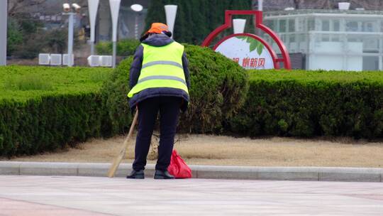 休闲滨海广场环卫清洁工人