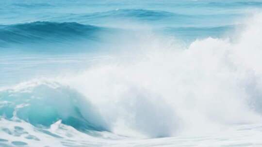 大海翻涌的浪花景象
