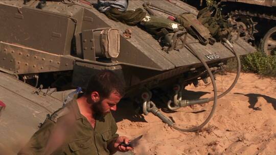 以色列士兵站在装甲运兵车顶部