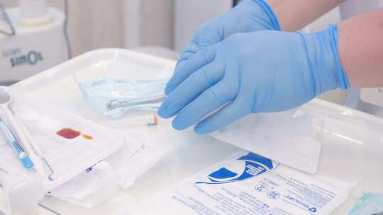 牙科诊所内带着医用手套组装麻药注射器视频素材模板下载