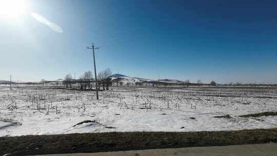 开车行驶在雪后公路 车窗外雪景