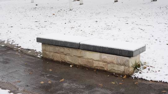 4K北方冬天大雪中公园石头座凳实拍视频