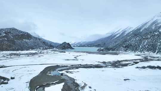 西藏昌都然乌湖和雪山雪地森林湖泊雪景航拍