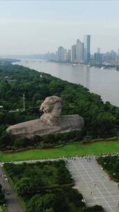 航拍湖南长沙橘子洲景区毛主席雕像