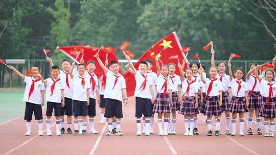 红领巾小学生挥舞国旗奔跑视频素材模板下载