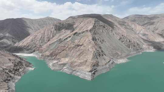 航拍新疆喀什塔县高山环绕的班迪尔蓝湖