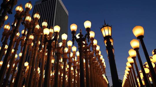 街道上一排排吸引人的发光室外灯具