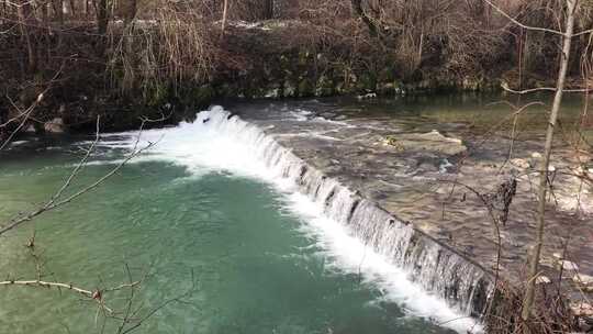 一条天然的清洁水流