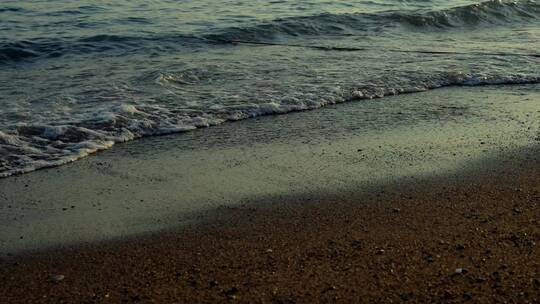 大海波浪海浪冲刷拍打着海滩沙滩