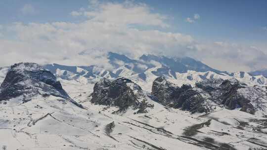 航拍新疆天山雪景