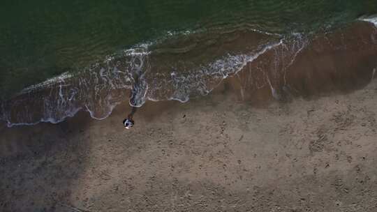 一个人在海滩上行走的鸟瞰图