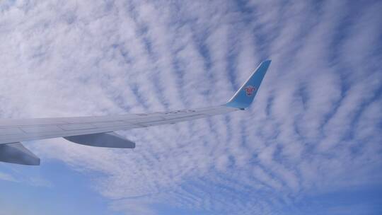 飞机舷窗外的云朵视频素材模板下载