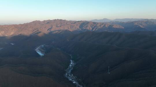 航拍山脉地质公园沟壑峰峦风光雄威高山湖泊