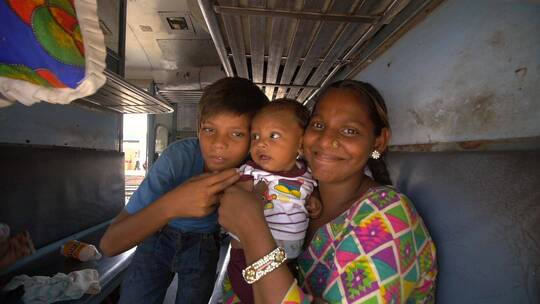 火车上的印度女人和孩子