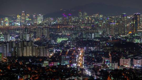 五颜六色的城市夜灯和交通