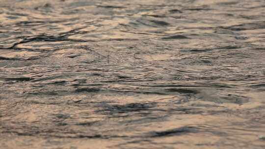 夕阳西下的湖面水波浪 水波纹流动